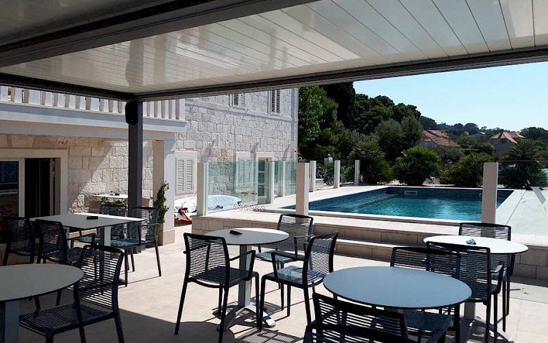 Stolica AVENICA, postolje aluminij BG4K, ploča COMPACTOP